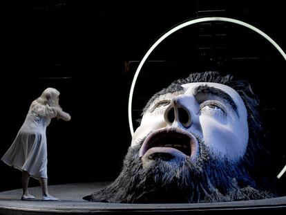 Dos momentos de la representación el sábado de <i>Salomé: </i>a la izquierda, la soprano Emily Magee; y abajo, Magee junto a Stieg Andersen (Herodes).