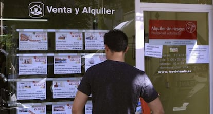 Un escaparate de una inmobiliaria en Madrid, con anuncios de pisos en venta.