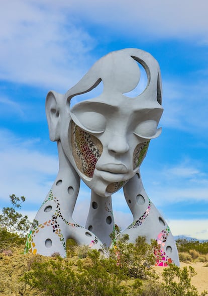 Las esculturas de Daniel Popper. El polifacético artista sudafricano Daniel Popper es conocido por sus esculturas monumentales que fusionan el espíritu orgánico de la naturaleza con la esencia imaginativa de lo divino. Repartidas por todo el mundo, ha conseguido transformar espacios públicos y privados en entornos surrealistas, invitando al visitante a interactuar con sus obras. Una de las más conocidas es ‘Transmission’: instalada en el desierto de Mojave (California) en 2021, simboliza la conexión entre la tierra y el cielo. La escultura explora el cosmos, mientras su cuerpo invisible permanece arraigado en la tierra y mantiene su pose meditativa. En la imagen, la escultura ‘Transmission’, de Daniel Popper.