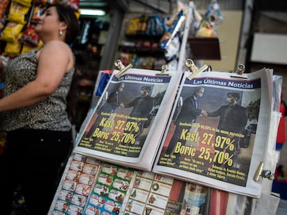 Jornais de segunda-feira mostram os resultados eleitorais da votação de domingo, em Santiago.