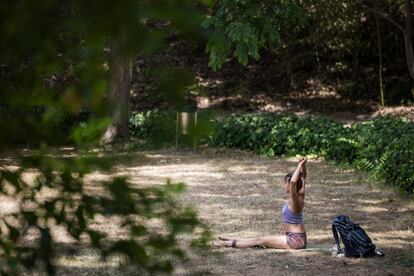 Una mujer practica deporte en el jardín botánico histórico en Montjuic. 