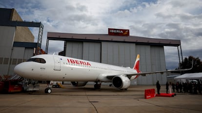 Un avión de Iberia del modelo Airbus A321XLR en Madrid.