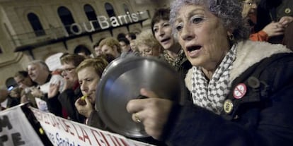 Participantes en la asamblea de protesta contra el cierre de equipamientos sociales en Nou Barris.