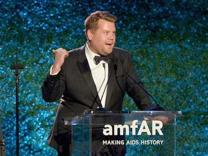 James Corden durante la gala amfAR en Los Ángeles en las que pronunció los controvertidos chistes.