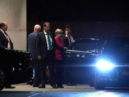 Angela Merkel abandona la reunión de la coalición de Gobierno en Berlín.