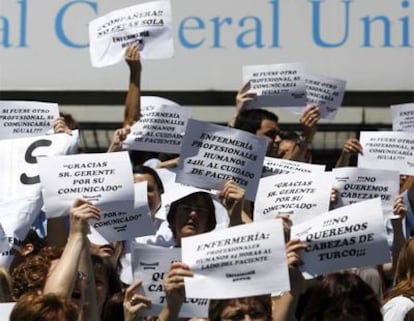 Decenas de enfermeros se concentran ante las puertas del Hospital Gregorio Marañón, en Madrid, para pedir la dimisión del director gerente del centro, Antonio Barba, por su gestión del <i>caso Ryan</i>.