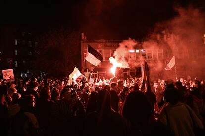 Manifestantes en el campus de la Universidad de Nueva York se manifiestan por Gaza, el 22 de abril.