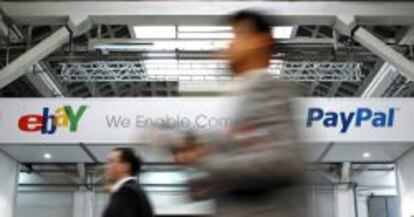 Un visitante pasea por los puestos de eBay y PayPal durante la edición 2012 del Mobile World Congress de Barcelona.