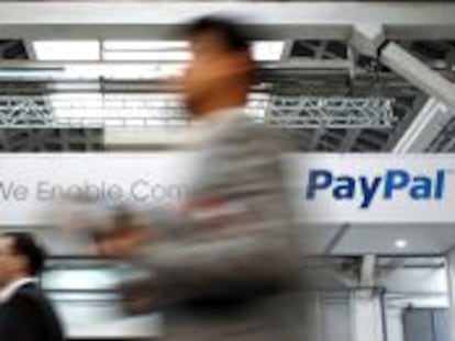 Un visitante pasea por los puestos de eBay y PayPal durante la edici&oacute;n 2012 del Mobile World Congress de Barcelona.