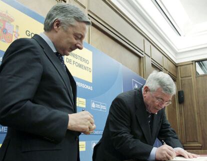 El ministro de Fomento, José Blanco, junto al alcalde de Getafe, Pedro Castro, durante la firma del convenio .