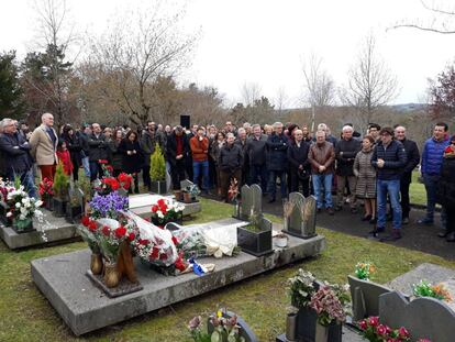 Ofrena floral del PSE-EE a Froilán Elespe, regidor assassinat per ETA fa 17 anys, al març.
