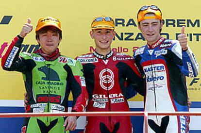 Pablo Nieto, a la derecha de la imagen, saluda desde el podio junto al japonés Ui y a Poggiali.
