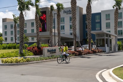 Fachada del hotel Fairfield Inn & Suites, construído encima del humedal de Luquillo.