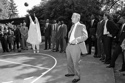 Craig Hodges lanza a canasta ante la mirada de George W. Bush, en la visita de los Bulls a la Casa Blanca en 1991.