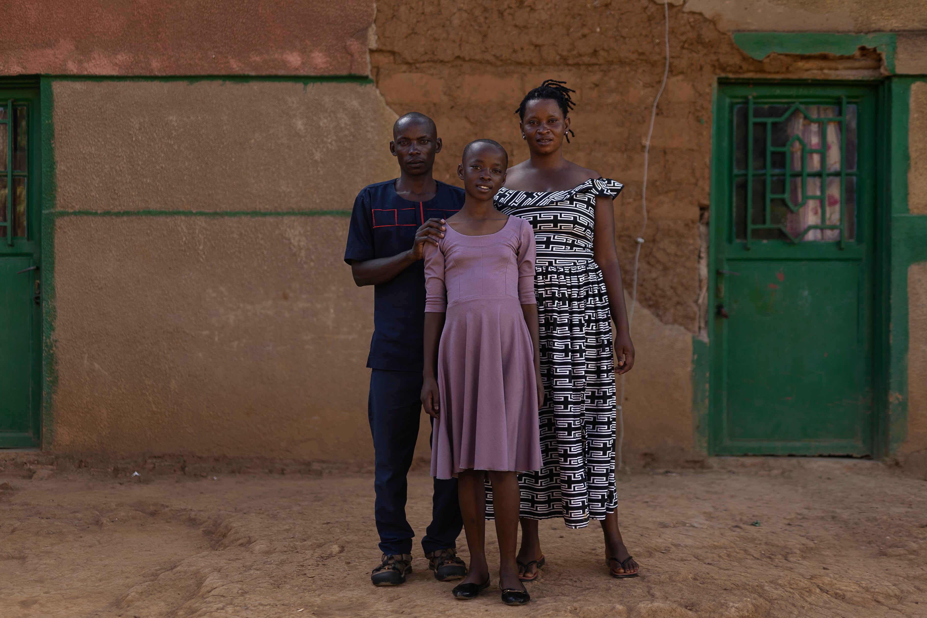 Gerard Sibomana (42 años), Asinati Umirangua (32 años) y su hija Alliance (14 años) participan en una terapia familiar en el pueblo de Jurú, gracias a la organización internacional Interpeace y a las autoridades ruandesas.