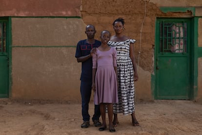 Gerard Sibomana (42 años), Asinati Umirangua (32 años) y su hija Alliance (14 años) participan en una terapia familiar en el pueblo de Jurú, gracias a la organización internacional Interpeace y a las autoridades ruandesas.