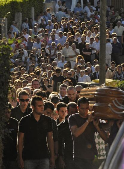 Amigos de Laura Alonso portan su atáud, ayer en el entierro de la joven en Xestosa, Toén.