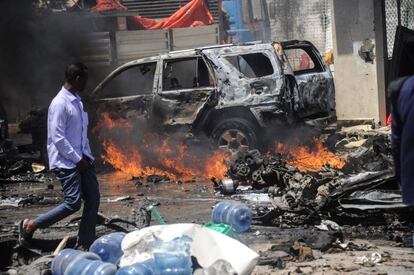 Al menos siete personas murieron y cinco resultaron heridas al explotar hoy dos coches bomba en la capital de Somalia, Mogadiscio, informaron fuentes policiales. En la imagen, la zona afectada por uno de los coches bomba cerca del Ministerio del Petróleo de la capital somalí.
