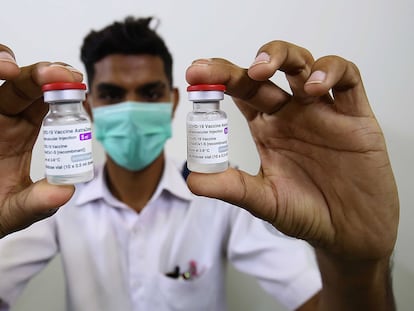 Un enfermero muestra viales de la vacuna AstraZeneca recibidas a través del mecanismo Covax para la segunda fase de la campaña de vacunación contra el coronavirus en Pakistán.