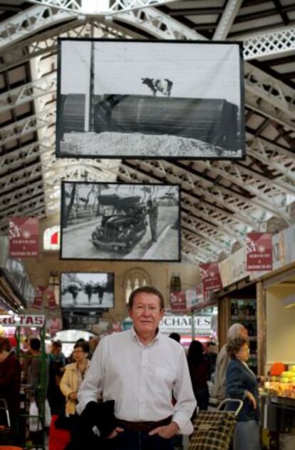 José Penalba, bajo sus fotos en el Mercat Central.
