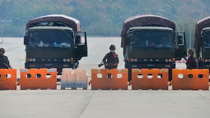 Varios soldados bloquean una carretera hacia el Parlamento de Myanmar, este lunes.