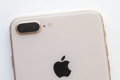 Imagen de un iPhone 8 Plus de la compa&ntilde;&iacute;a Apple.