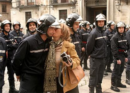 La madre de uno de los bomberos incorporados ayer a la plantilla del Ayuntamiento felicita a su hijo delante de sus compañeros.