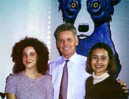 Chandra Levy, a la izquierda, junto al congresista Gary Condit y su amiga Jennifer Baker, en noviembre de 2000.