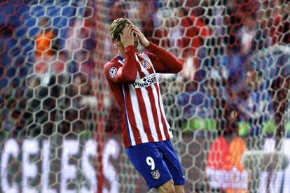Fernando Torres se lamenta tras un tiro al palo.