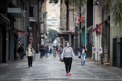 Pessoas circulam pelo centro de São Paulo, cidade que, desde 24 de março, está em quarentena