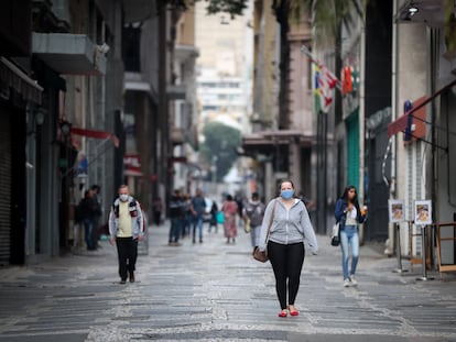 Pedestres caminham no centro de São Paulo, epicentro da pandemia de coronavírus no Brasil.