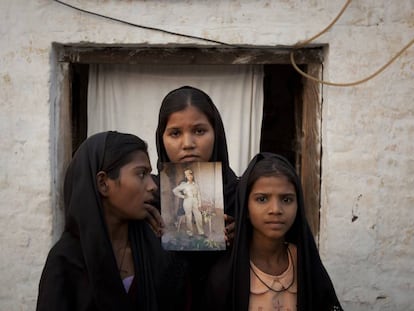 Las hijas de Asia Bibi posan con su retrato fuera de su residencia en Sheikhupura en la provincia de Punjab en Pakistan