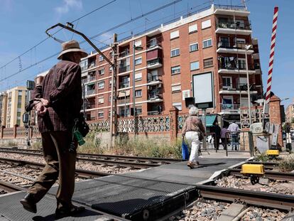 Paso a nivel de la estación de Alfafar (Valencia), donde este miércoles por la mañana una joven de 20 años ha fallecido, arrollada por un tren de Cercanías.