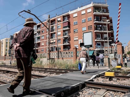 Paso a nivel de la estación de Alfafar (Valencia), donde han fallecido en las últimas décadas varias personas arrolladas por el paso de los trenes.