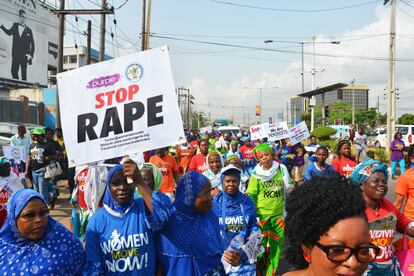 Un grupo de mujeres nigerianas protesta contra la violación y el abuso sexual en Lagos (Nigeria), en marzo de 2017.