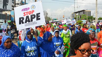 Un grupo de mujeres nigerianas protesta contra la violación y el abuso sexual en Lagos (Nigeria), en marzo de 2017.