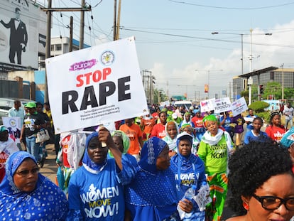 Un grupo de mujeres nigerianas protesta contra la violación y el abuso sexual en Lagos (Nigeria), en marzo de 2017.