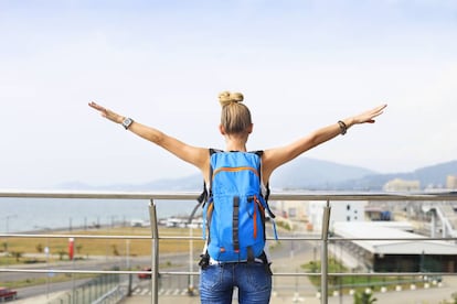 Por fin se va de vacaciones. ¡Bien!...Aunque hay un tema que le fastidia, y mucho: llegar a su destino le llevará pasar largas horas dentro del avión, y eso le corta el rollo. Aún se acuerda del último transoceánico, menuda pesadilla: sin espacio para las rodillas, el pasajero de delante con el asiento reclinado, un niño pequeño que no paraba de llorar… imposible pegar ojo a pesar del cansancio que le embargaba y, encima, pasando un frío propio de coordenadas laponas y sufriendo mini ataques de terror a cada turbulencia. ¿De verdad no hay manera de hacerlo más llevadero? Pues sí, hay pequeños trucos que le pueden ayudar. El primero, relajarse y ser consciente de que viaja usted en el medio de transporte más seguro que existe. La probabilidad de tener un accidente mortal <a href="https://internacional.elpais.com/internacional/2016/11/29/actualidad/1480416098_090095.html" target="_blank">es una entre 9.737,</a> según el Consejo Nacional de Prevención de Riesgos de Estados Unidos. La segunda, tratar de vivir esa experiencia como algo más que un fastidioso trámite. Haga que ese lapso de su vida tenga un valor por sí mismo, y despliegue todas las estratagemas conocidas para hacer de ese espacio vital transitorio el mejor nido posible. Le damos algunas ideas de cómo conseguirlo.