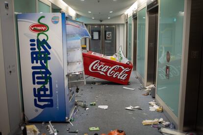 Máquinas de venda automática destruídas por manifestantes em um dos corredores do campus da Universidade de Hong Kong, nesta quinta-feira.