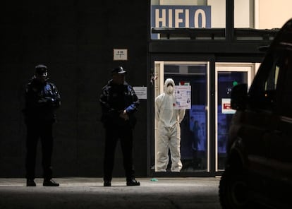 Llegada de fallecidos por coronavirus al Palacio de Hielo de Madrid, esta madrugada. 