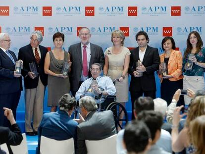 La corresponsal en Irán de EL PAÍS (tercera por la izquierda), junto al resto de premiados por la Asociación de Prensa de Madrid.