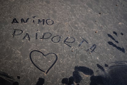 Un cristal de coche con una frase escrita que dice "Ánimo Paiporta" en una zona afectada por la DANA, el 2 de noviembre. 