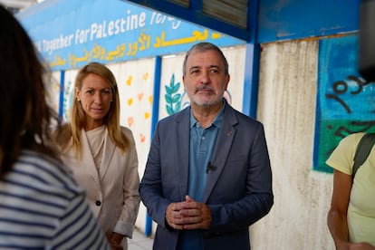 El alcalde de Barcelona, Jaume Collboni, durante su visita este martes al nuevo campamento de refugiados palestinos de la Agencia de la ONU para los Refugiados Palestinos en las afueras de Amán, capital de Jordania.
