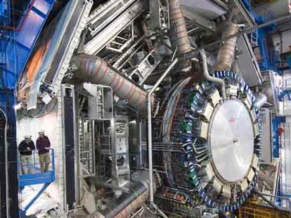 Montaje del detector ATLAS del acelerador de partículas LHC.
