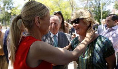 Cifuentes abraza a Aguirre, el pasado julio en un acto de homenaje a Miguel Ángel Blanco en Madrid.