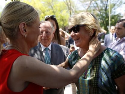 Cifuentes abraza a Aguirre, el pasado julio en un acto de homenaje a Miguel &Aacute;ngel Blanco en Madrid.