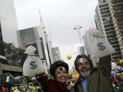 Cartaz com imagens de Dilma e Lula durante o protesto do dia 13 de mar&ccedil;o. 