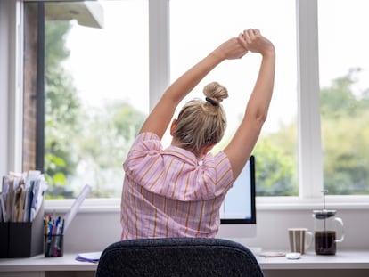 Siguiendo una serie de pautas y ejercicios en casa se puede mitigar el dolor de espalda. GETTY IMAGES.