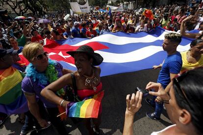 Milhares de homossexuais cubanos manifestaram-se neste sábado nas ruas de Havana para reivindicar seus direitos em uma sociedade onde a discriminação ainda persiste.