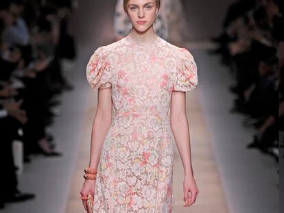 Cómo hacer de un camisón el más precioso vestido, por Valentino